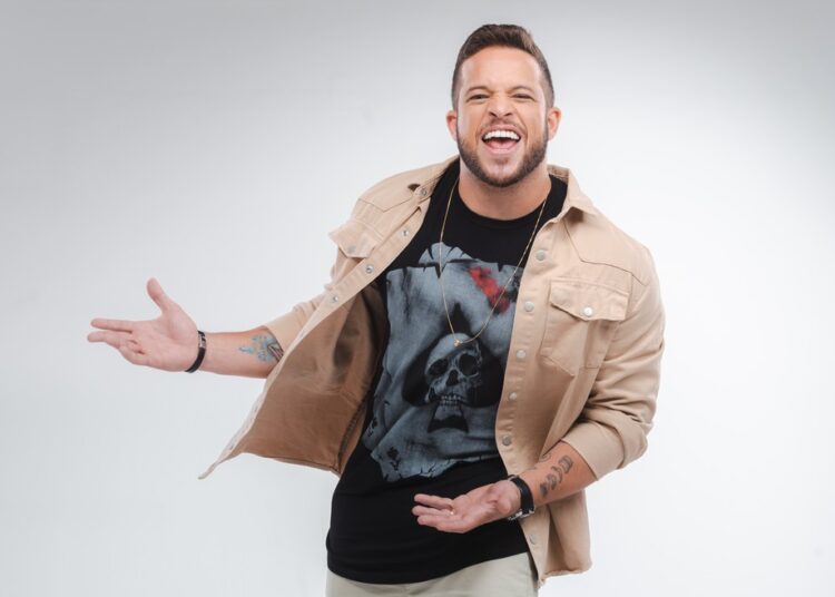 Humorista Flávio Andradde retorna à Fortaleza com o stand-up “Jogando Conversa Fora”