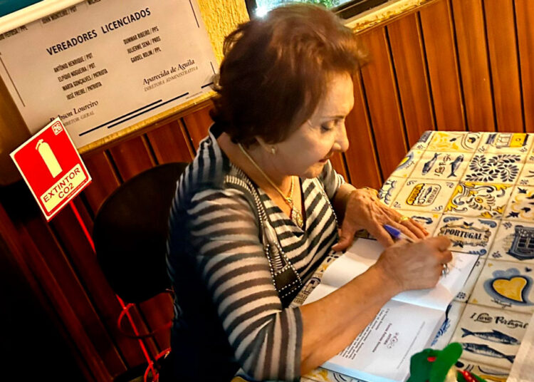 Noite de autógrafos no lançamento do livro: Os Noronhas