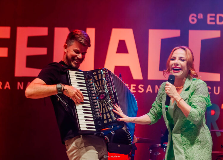 Vitória Fernandez agitou com Forró das Antigas no Centro de Eventos durante a Fenacce