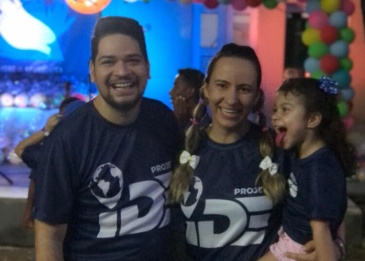 Igreja Fonte da Vida promove festa beneficente no Vicente Pinzon e distribui centenas de bíblias