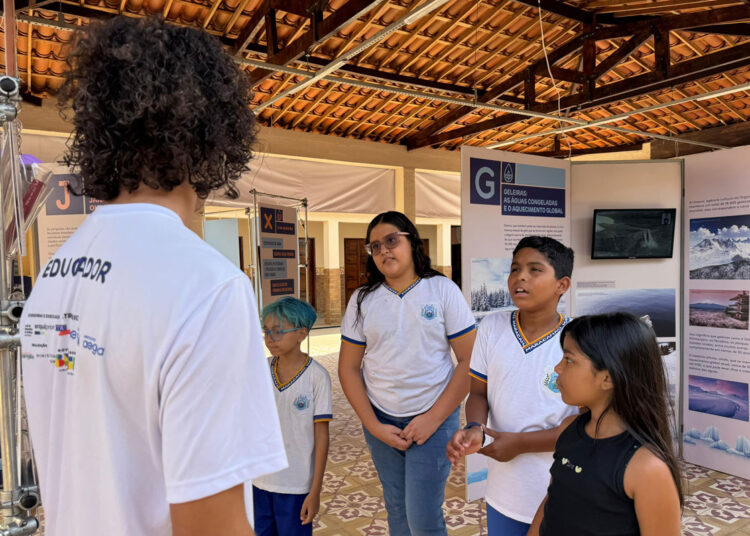 Estudantes da rede municipal visitam exposição “Água de A a Z” em Maracanaú