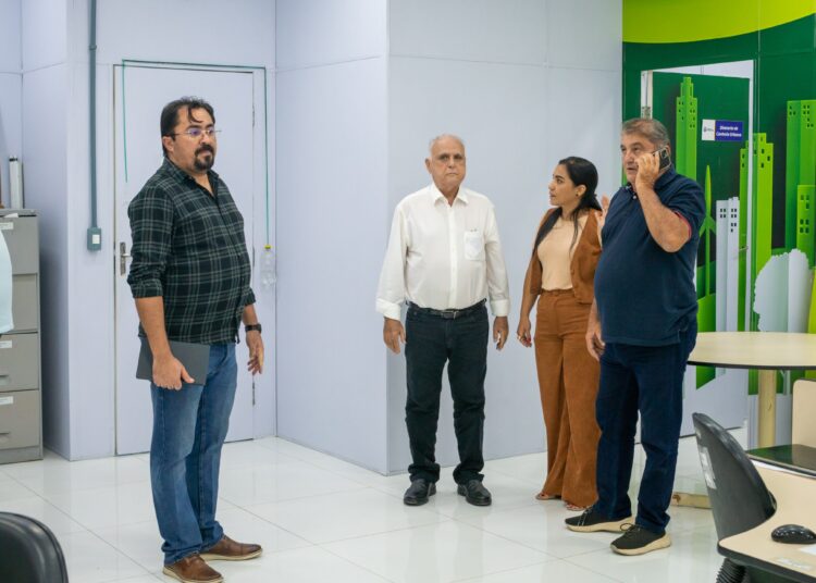 Prefeito confere melhorias estruturais realizadas na Secretaria do Meio Ambiente e Controle Urbano