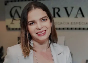 Helena Carvalho, especialista em direito empresarial e sócia do Carvalho Advocacia