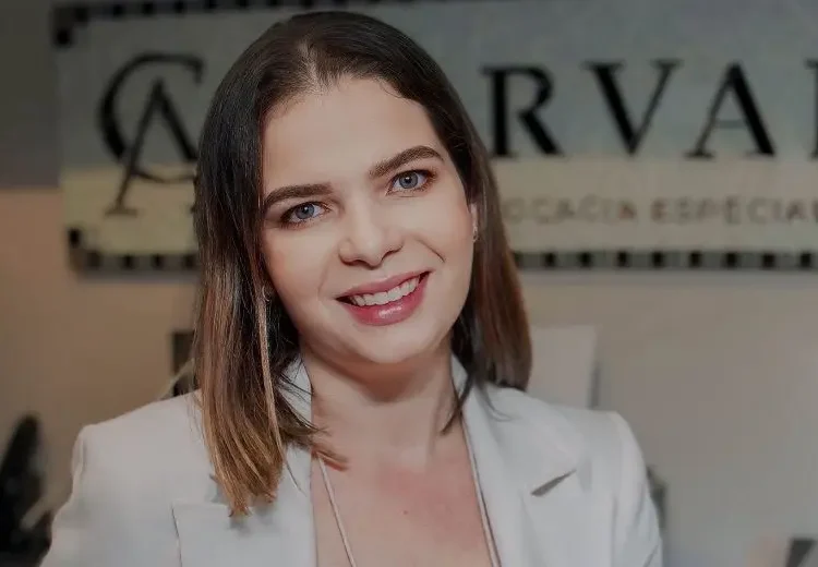 Helena Carvalho, especialista em direito empresarial e sócia do Carvalho Advocacia