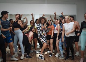 “ZUMBA QUER QUE VOCÊ IGNORE A ‘PRESSÃO DOS PROPÓSITOS DE ANO NOVO’ COM A CAMPANHA ‘DIGA. ACREDITE.’”