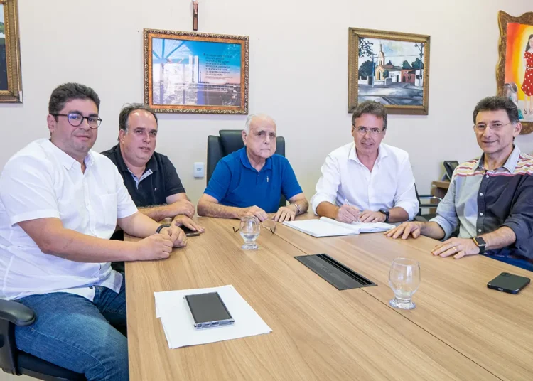 Roberto Pessoa transmite interinamente cargo de Prefeito a Gerson Cecchini