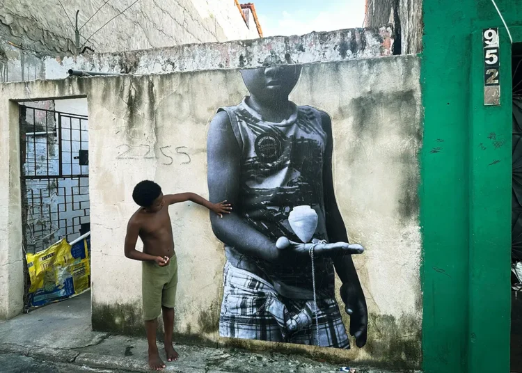 Favela do Inferninho recebe colagem fotográfica que valoriza arte e cultura local