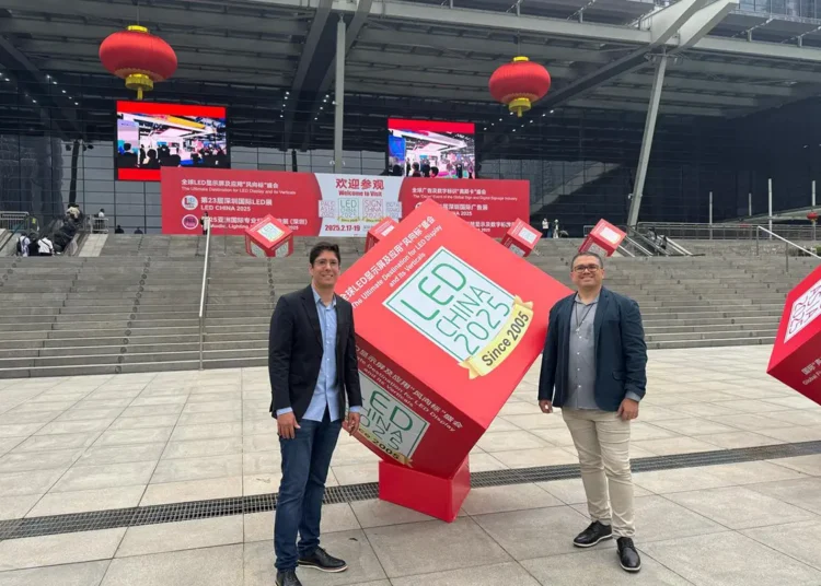Diretoria da Bigdooh Mídia OOH participa da LED China 2025, em Shenzhen