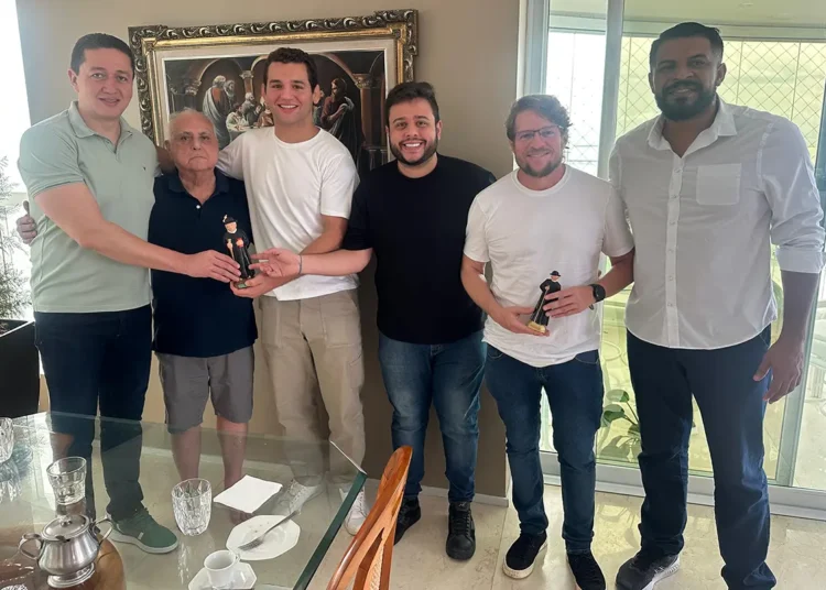 Prefeito Roberto Pessoa recebe atleta de Jiu-Jitsu Rayron Gracie