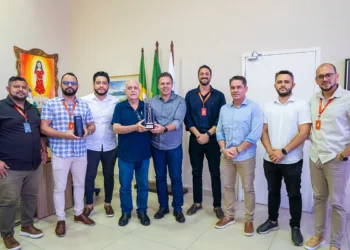 Brisanet conclui projeto de cobertura 5G em Maracanaú (CE) e entrega marco dessa conquista ao prefeito Roberto Pessoa