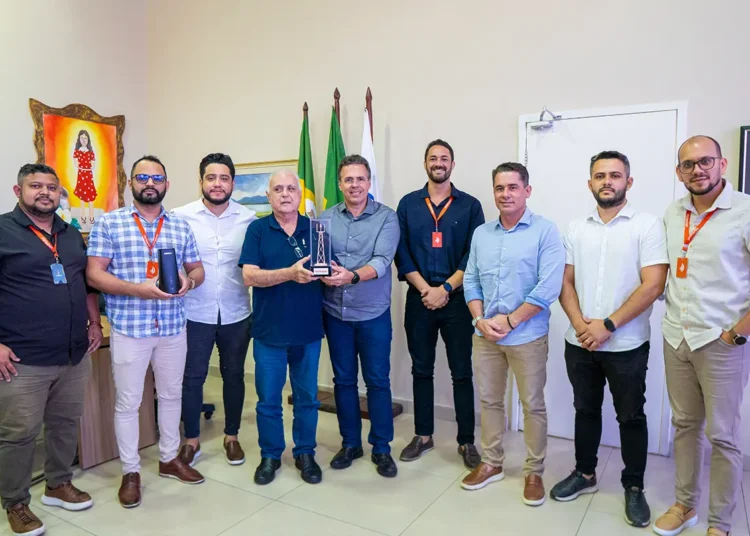 Brisanet conclui projeto de cobertura 5G em Maracanaú (CE) e entrega marco dessa conquista ao prefeito Roberto Pessoa