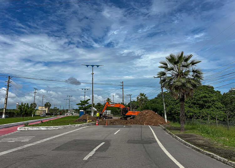obra de esgoto interdita trânsito na Av. Pres. José Alencar