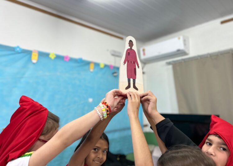 Escolas municipais recebem projeto Fábrica de Leitores com atividades de arte-educação, teatro e leitura