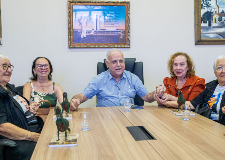 Prefeito Roberto Pessoa recebe familiares de Padre Cícero e Monsenhor Murilo para celebrar inauguração de monumento em Maracanaú