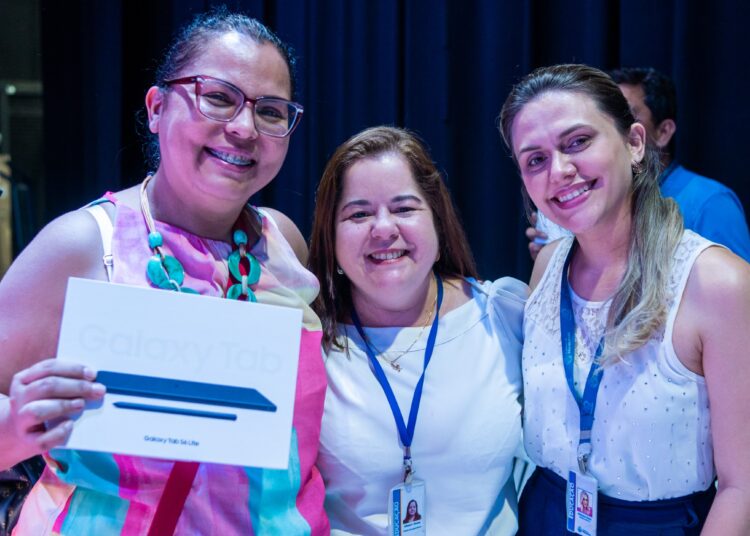 Prefeitura de Maracanaú doa 1.691 tablets para professores da rede municipal