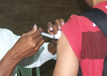 Prefeitura intensifica campanha de prevenção contra ISTs com distribuição de preservativos e vacinação ampliada contra o HPV