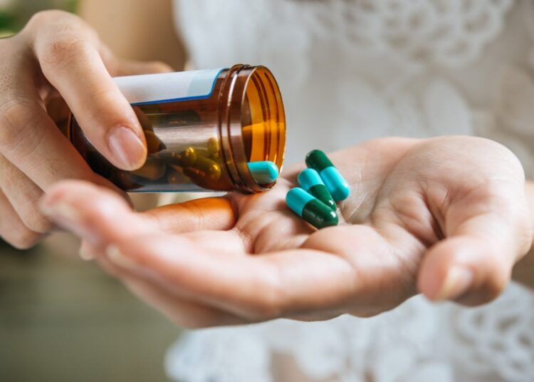9 a cada 10 brasileiros se automedicam: a prática pode mascarar doenças graves e impedir diagnósticos, alerta especialista.