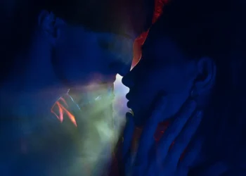 Beijar emagrece? Influenciadora comenta benefícios do beijo e diz que trocaria cardio por romance