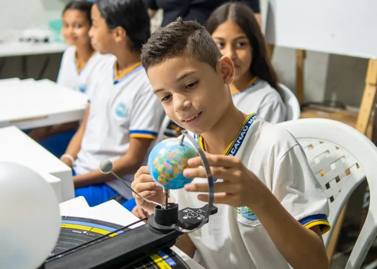 Estudantes realizam prova da Olimpíada Brasileira de Astronomia e Astronáutica (OBA) nesta sexta-feira, 16 de maio