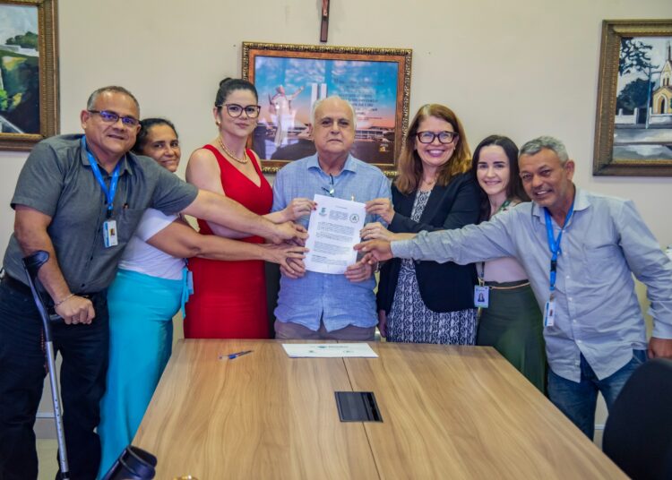 Prefeitura e IFCE firmam parceria para reativar Projeto Farmácia Viva