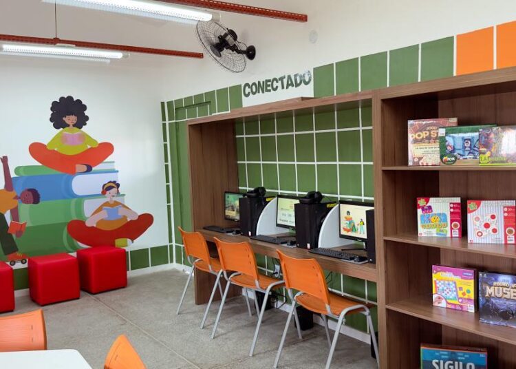 Escolas municipais recebem novas bibliotecas do projeto Territórios da Leitura