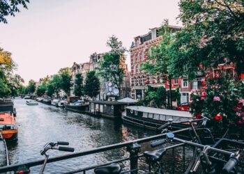 Os restaurantes baratos de Amsterdã que estão BOMBANDO entre os viajantes!
