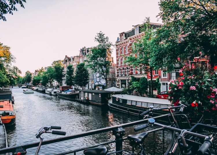 Os restaurantes baratos de Amsterdã que estão BOMBANDO entre os viajantes!
