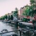 Os restaurantes baratos de Amsterdã que estão BOMBANDO entre os viajantes!