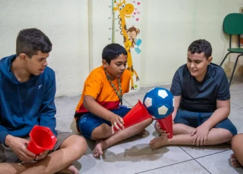 Arteterapia contribui para desenvolvimento emocional e social de adolescentes com deficiência em Maracanaú