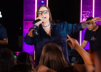 Priscila Carolynne traz a essência do brega apaixonado em audiovisual cheio de emoção