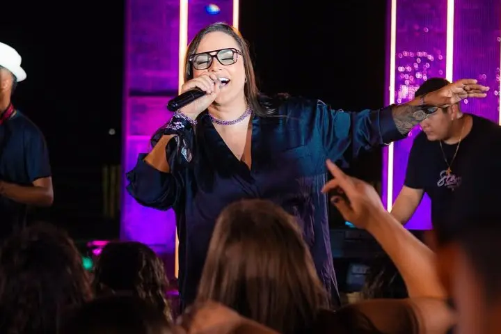 Priscila Carolynne traz a essência do brega apaixonado em audiovisual cheio de emoção