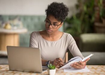 Santander Code Girls oferece 5 mil bolsas de estudo gratuitas para mulheres se capacitarem na tecnologia Amazon Web Services