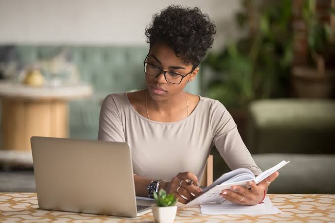 Santander Code Girls oferece 5 mil bolsas de estudo gratuitas para mulheres se capacitarem na tecnologia Amazon Web Services
