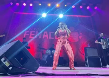 Vitória Fernandez encanta público ao participar do FENNACE no centro de eventos do ceará