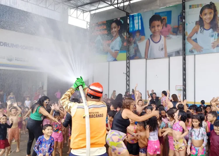 No momento, você está visualizando Defesa Civil de Maracanaú promove momento de lazer para alunos da EMEF Carlos Drummond de Andrade