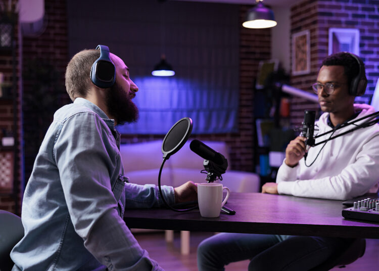 Dia do Podcast: formato mantém viva a tradição do rádio e ganha força entre os brasileiros