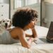 Home office com pets: saiba como equilibrar rotina, afeto e limites