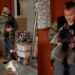 Mãe entra em pânico ao ver filho com animal selvagem em casa. Entenda