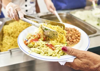 Prato de refeição servido em restaurante popular com macarrão, salada e feijão