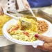 Prato de refeição servido em restaurante popular com macarrão, salada e feijão