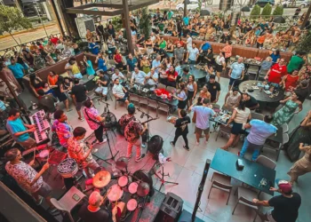 Feijoada, chope artesanal, petiscos e música, marcam o Feijoktober da Cervejaria Turatti neste sábado (25)