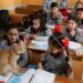 Aluno de 4 patas: gato invade sala de aula e decide ficar de vez