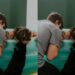 Gato conforta a tutora durante parto em casa e emociona a web