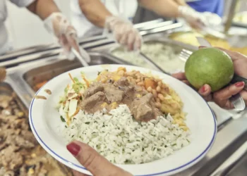 Prato de comida sendo servido no Restaurante Popular