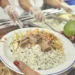 Prato de comida sendo servido no Restaurante Popular