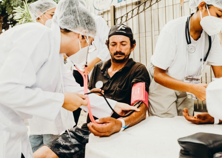 Shalom promove semana do Dia Mundial dos Pobres com atendimentos médicos, assistência social, serviços de beleza e ação itinerante nas ruas