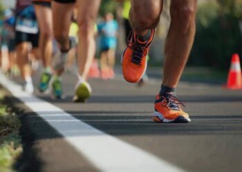 Corrida em alta exige atenção aos joelhos: sinais de alerta e como voltar a treinar com segurança