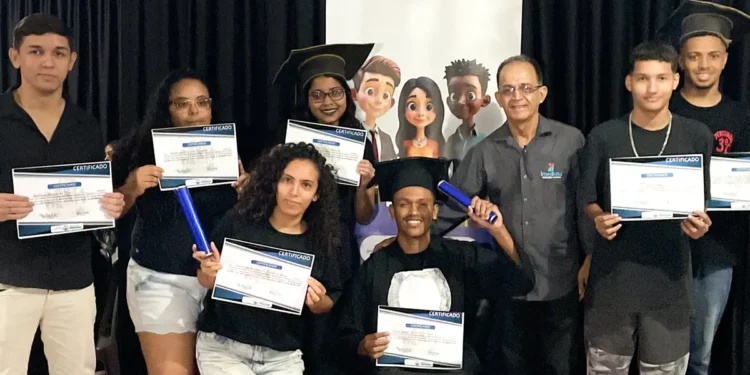No momento, você está visualizando Prefeitura realiza certificação de jovens do curso de Produção Gráfica promovido pela Sejuv