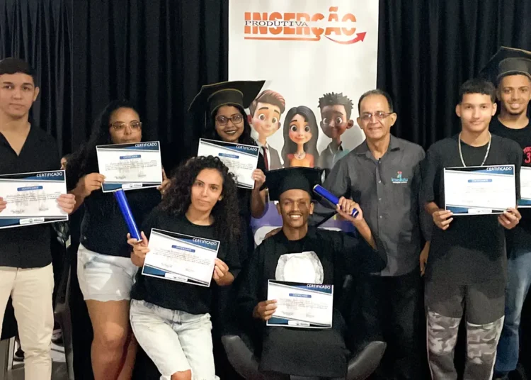No momento, você está visualizando Prefeitura realiza certificação de jovens do curso de Produção Gráfica promovido pela Sejuv