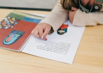 Diferenças entre escola internacional e escola bilíngue orientam escolha das famílias para 2026